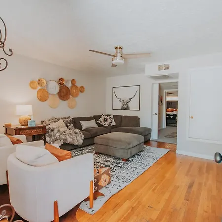 Cowboy Den-Hot Tub-Game Room-Pet Friendly-No Pet Fees!